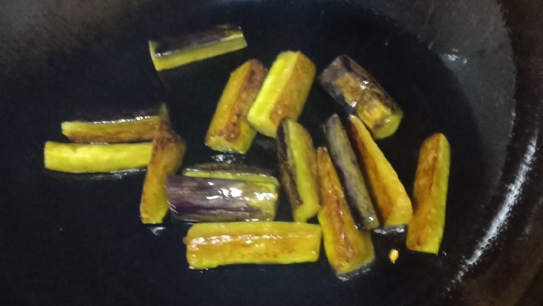 十味 爆炒茄子豆角,炸至两面金黄之后捞出备用。