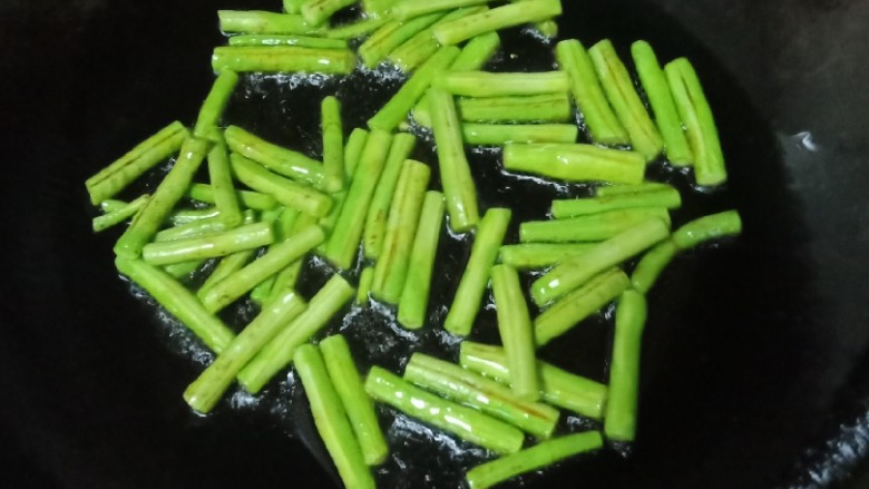 十味 爆炒茄子豆角,把控干水分的豆角继续放入油锅里炸,两面起皮之后捞出。
