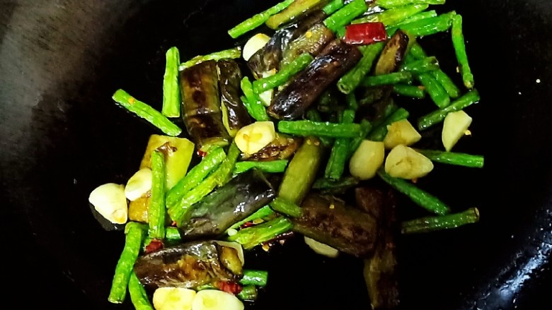 十味 爆炒茄子豆角,倒回茄子和豆角,继续翻炒