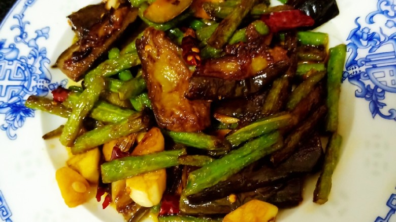 十味 爆炒茄子豆角,调料翻炒均匀之后关火装盘。