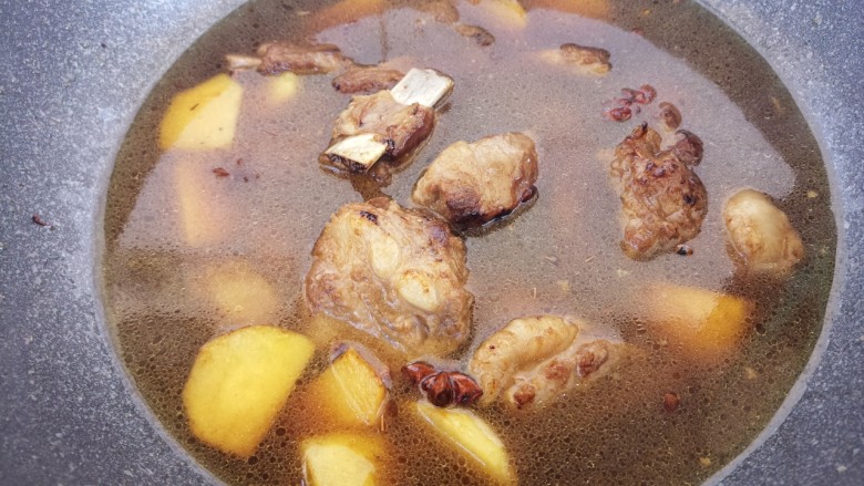土豆炖排骨,然后加入适量的水,没过食材。