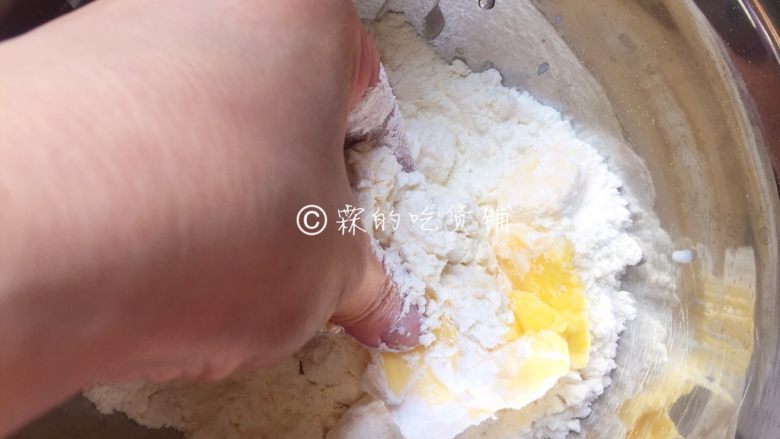 十味 紫薯乳酪挞,用手抓匀,抓到没有颗粒感后揉成一个光滑的面团