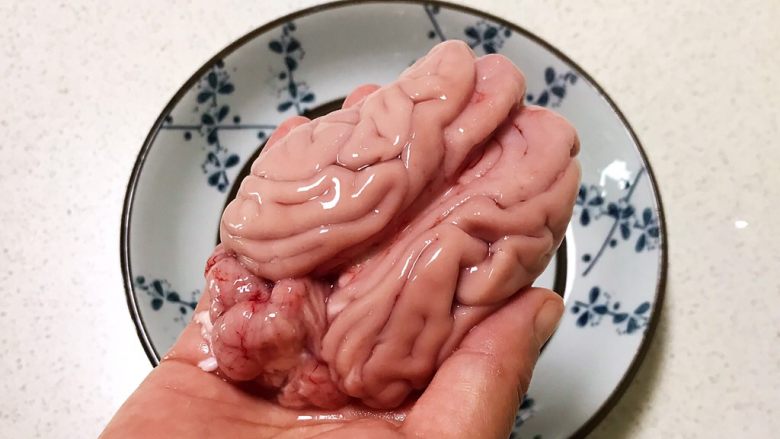 十味 私房菜 红油脑花,摘除猪脑外面的血丝