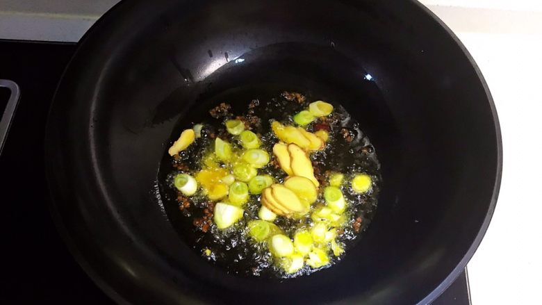 十味 私房菜 红油脑花,菜籽油烧热后加入姜片和葱花,煸炒出香味