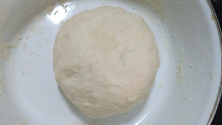 十味 葱油花卷,面粉揉成这种光滑的面团,大概要揉半个小时左右,盖上盖子放温暖处发酵