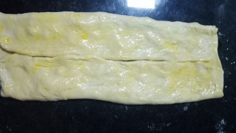 十味 葱油花卷,折叠好的面片,再次撒上花生油