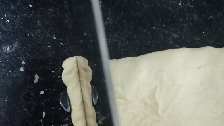 十味 葱油花卷,用刀切掉两头边缘部分