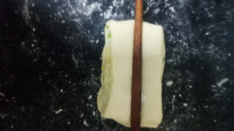 十味 葱油花卷,拿一根筷子在上面用力往下压,然后拉扯两头之后。再往下一收拢就可以了。
