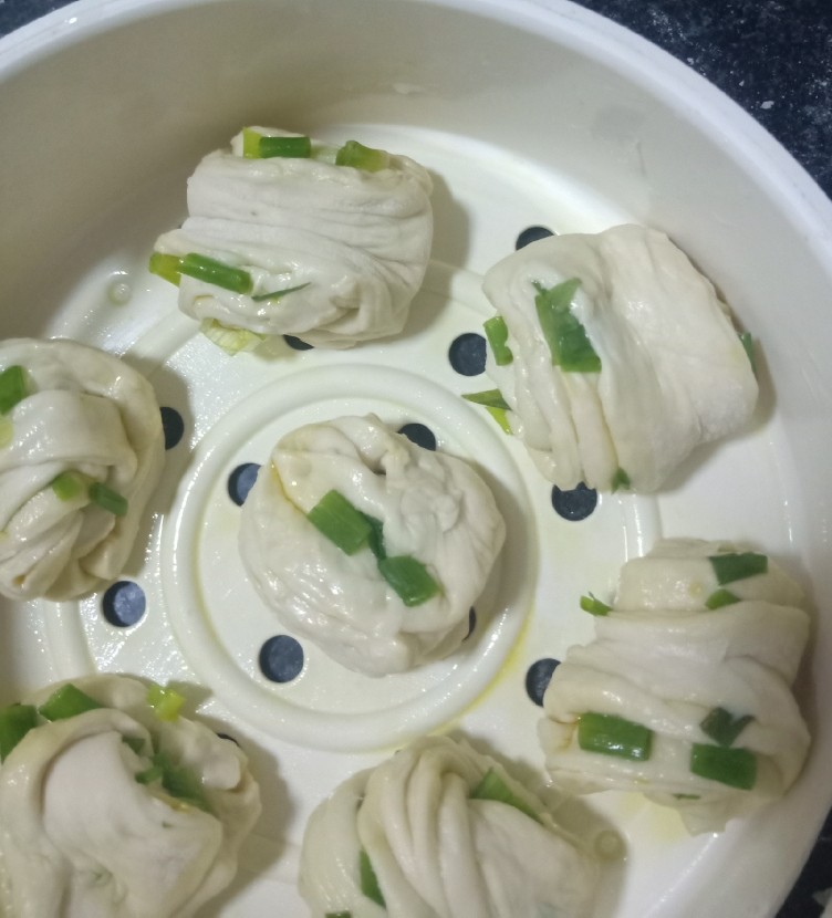 十味 葱油花卷,做好的花卷发至2倍大,冷水上锅,大火煮开水后转中火继续蒸10分钟就好。