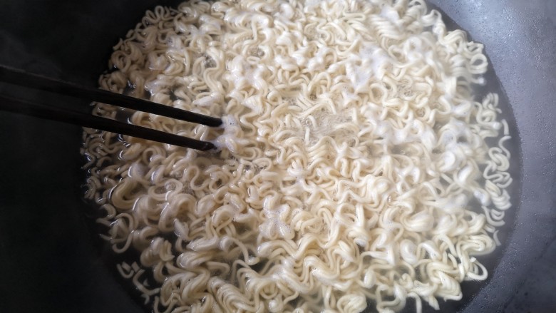 十味 鲜虾鱼板面,煮2分钟左右,面饼变软用筷子拨散,不要煮太久。