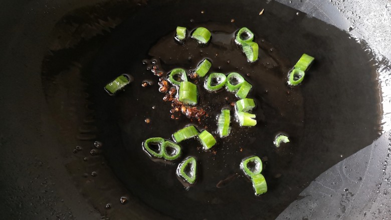 十味 鲜虾鱼板面,锅中适量油烧热后下葱花爆出香味。