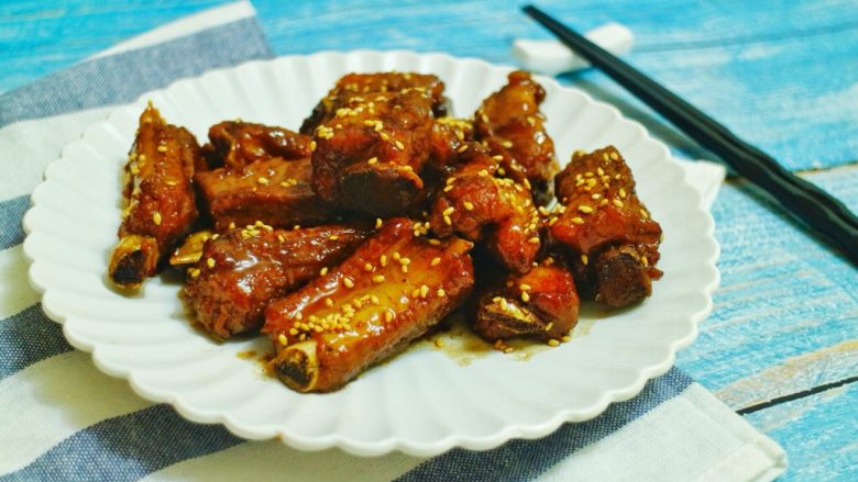 糖醋排骨(快手版),撒芝麻装饰,非常简单又美味的一道菜