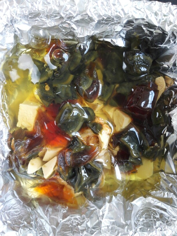 三色蒸蛋,倒入事先准备好的蛋清,因为咸蛋比较咸所以此道菜无需另外放盐
