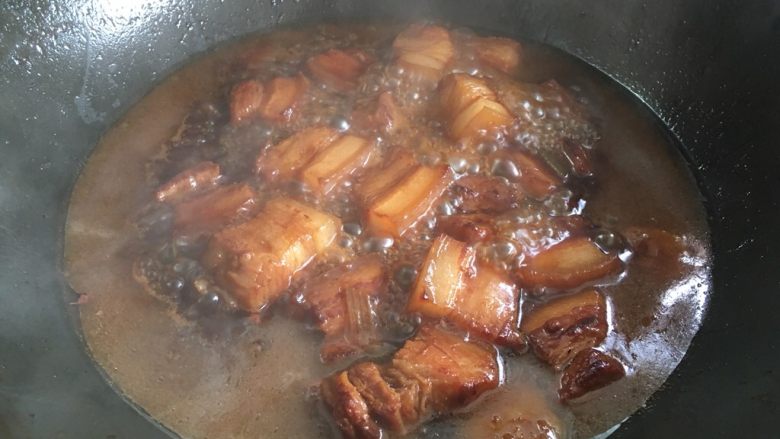 红烧肉,大火烧开后,转中小火炖煮约40分钟,期间翻拌几次