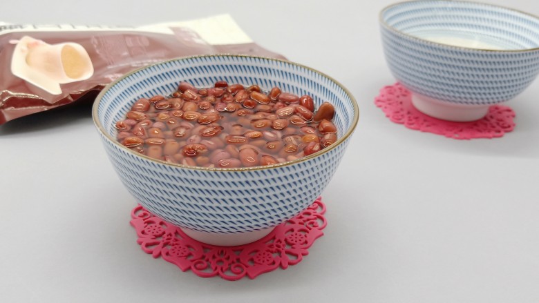 美容养颜佳品 红豆糯米汤圆,红豆与糯米提前泡发。置于清水中至少浸泡六个小时,经过泡发的红豆更容易出沙。