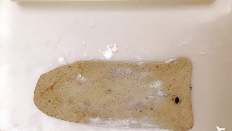 红茶蓝莓贝果,拉出一端两角,翻面