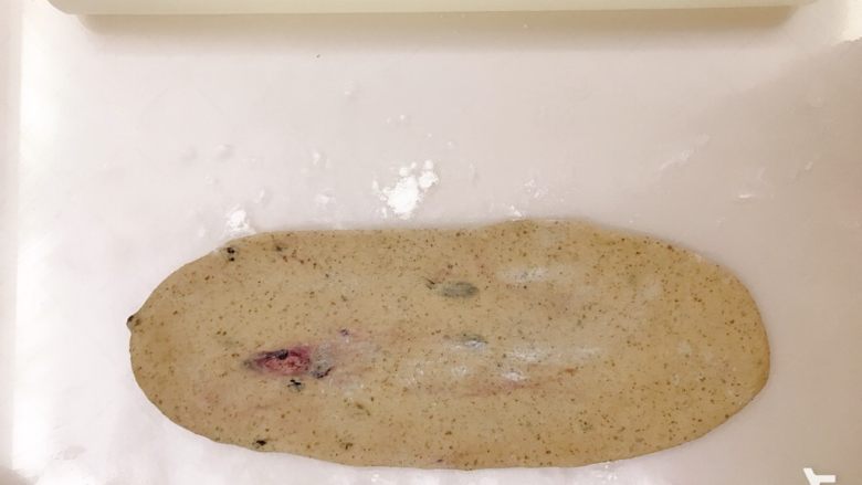 红茶蓝莓贝果,擀面杖也沾粉,擀开成长条