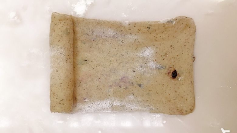 红茶蓝莓贝果,自上而下卷起,边卷边用双手手指并排按紧,最后搓长条