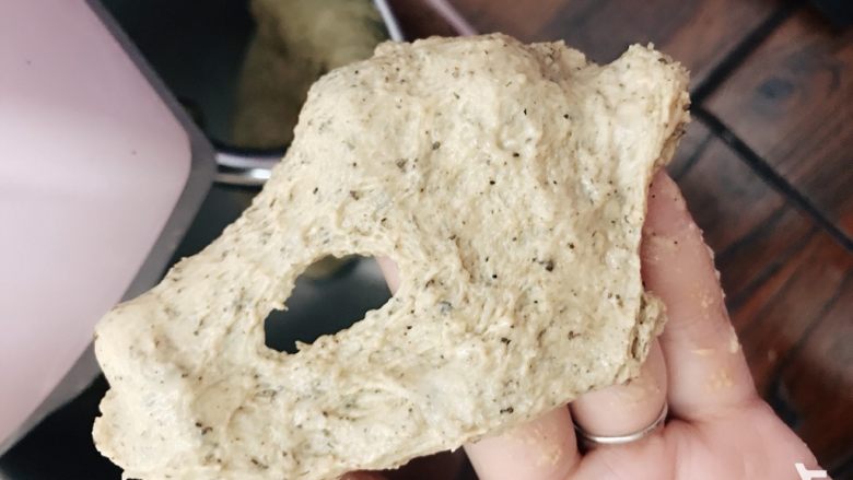 红茶蓝莓贝果,主面团所有材料入厨师机搅打成6-7成面筋,即可以拉出粗膜,破口带锯齿状