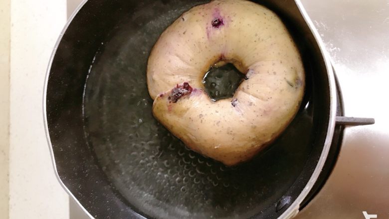 红茶蓝莓贝果,下贝果煮,煮30秒