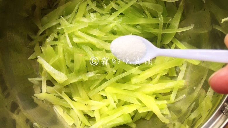 家常小炒 莴苣蛋皮丝,用盐先腌一下(先腌一下是为了使其入味,减少在油锅里翻炒的时间,从而保证出锅时莴苣的脆感以及颜色还是碧绿的)