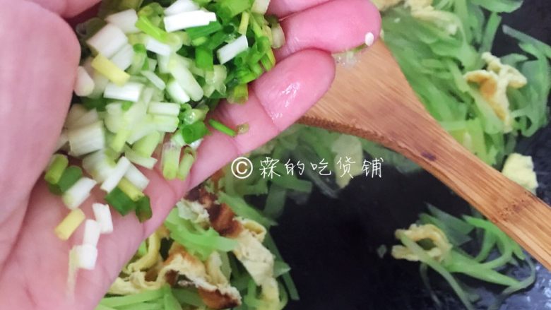 家常小炒 莴苣蛋皮丝,最后有小葱的话,放一点提香