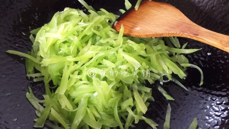 家常小炒 莴苣蛋皮丝,重起油锅,中大火,把莴苣丝倒入翻炒约30秒