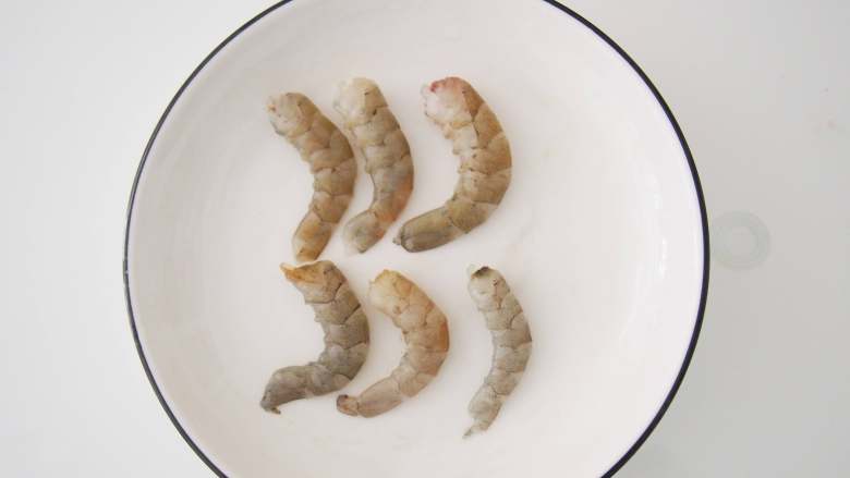马铃薯虾球,鲜虾去皮,在虾背上划开一刀,去除虾线并清洗干净