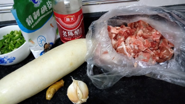 十味 萝卜炖排骨汤,如图,准备好所有材料