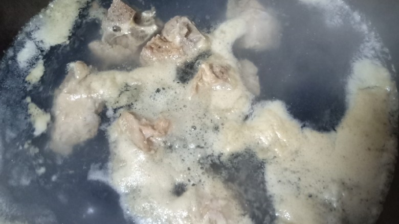十味 萝卜炖排骨汤,煮到水开之后就关火,排骨浮出很多血沫