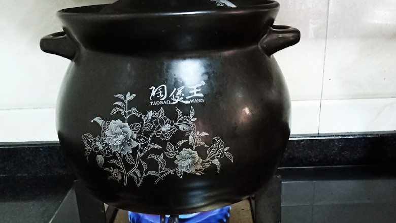 十味 萝卜炖排骨汤,盖上盖子开大火煮开水之后转小火,炖30分钟