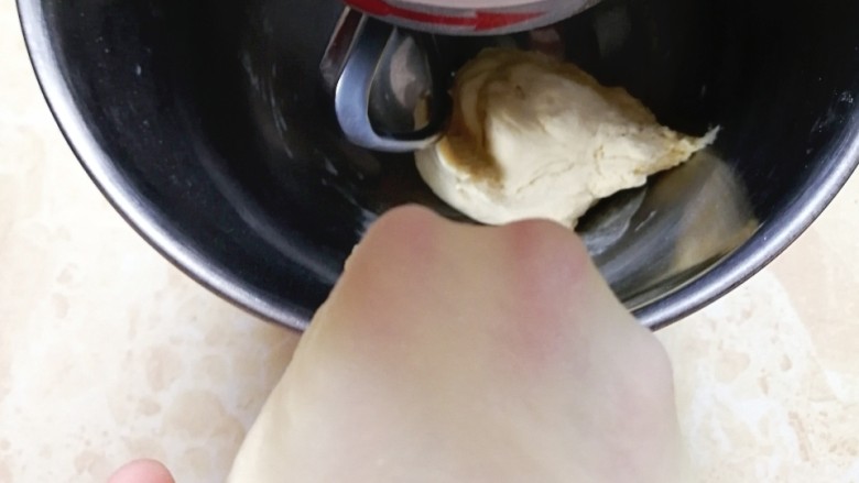 豆沙面包卷,一档揉成团,转三档揉至出厚膜