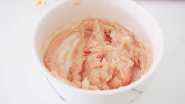 鸡肉彩蔬蛋卷,搅拌好的鸡肉加入<a style='color:red;display:inline-block;' href='/shicai/ 17'>蛋清</a>,用筷子搅打至上劲