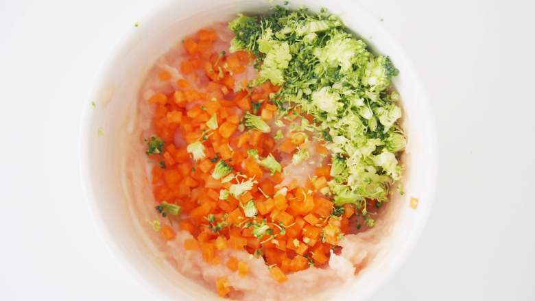 鸡肉彩蔬蛋卷,西蓝花和胡萝卜碎加入鸡肉泥中,搅拌均匀