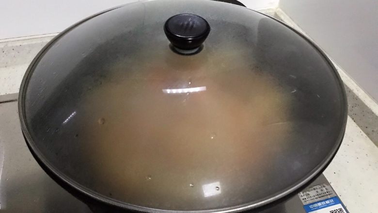 十味 蚝油胡萝卜洋葱牛肉丁,翻炒均匀之后盖上锅盖,转中小火焖煮两分钟