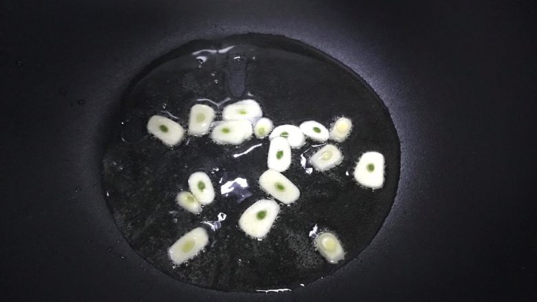 十味 蚝油胡萝卜洋葱牛肉丁,下大蒜,小火煸香