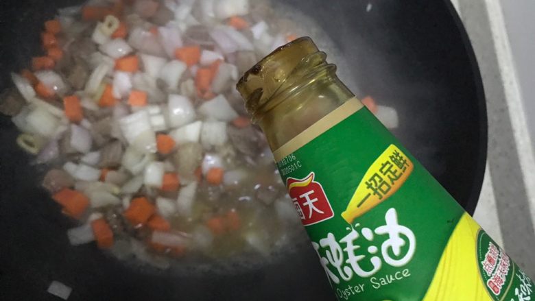 十味  蚝油胡萝卜洋葱牛肉丁,加适量蚝油