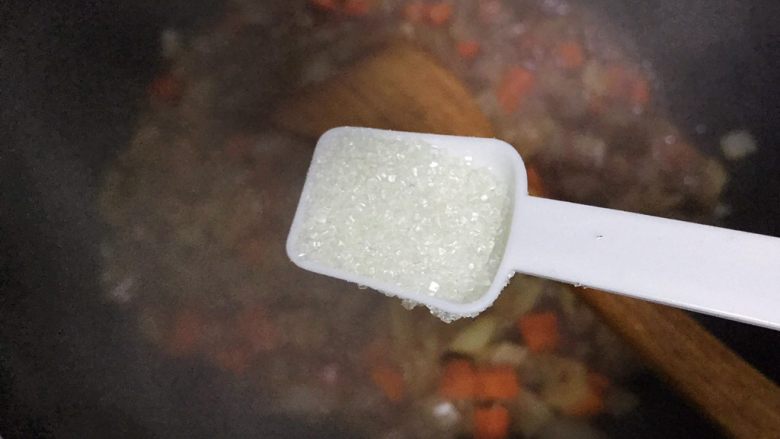 十味 蚝油胡萝卜洋葱牛肉丁,待锅内汤汁收紧,加一小勺细砂糖,翻炒均匀,即可