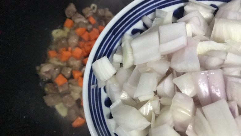 十味 蚝油胡萝卜洋葱牛肉丁,下洋葱