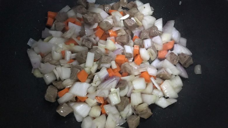 十味 蚝油胡萝卜洋葱牛肉丁,翻炒30秒