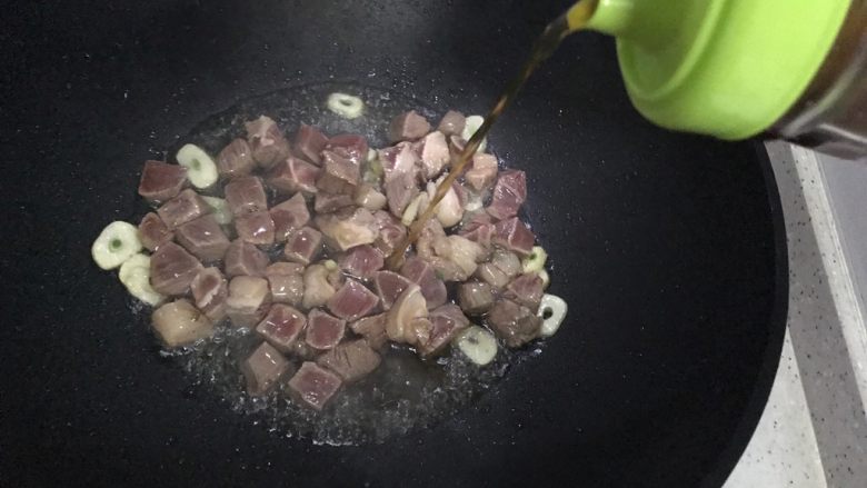 十味 蚝油胡萝卜洋葱牛肉丁,加适量料酒