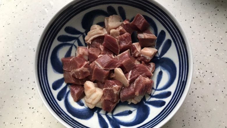 十味 蚝油胡萝卜洋葱牛肉丁,解冻好之后的牛排稍微冲洗一下之后切成小块