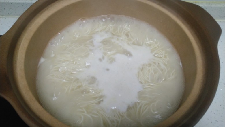 鸡汁面,把鸡汁放入砂锅中,水开后下入面团。