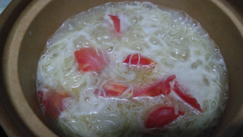 鸡汁面,面团断生,放入<a style='color:red;display:inline-block;' href='/shicai/ 3551'>西红柿</a>块。