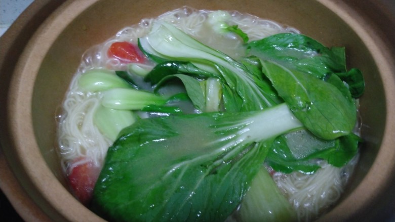 鸡汁面,西红柿煮1分钟,放入青菜。
