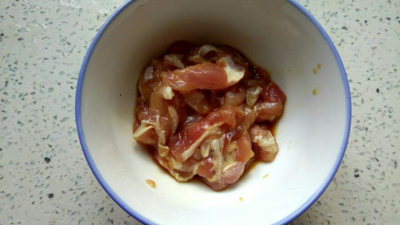 十味 五彩小炒,猪肉切片,放入一勺<a style='color:red;display:inline-block;' href='/shicai/ 788'>生抽</a>,少量淀粉,搅拌均匀,放置一会儿入味