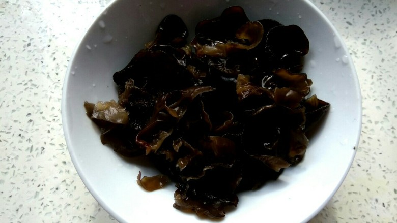 十味 五彩小炒,<a style='color:red;display:inline-block;' href='/shicai/ 233'>木耳</a>泡发,洗净,撕成小块