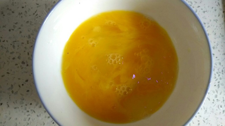 十味 五彩小炒,<a style='color:red;display:inline-block;' href='/shicai/ 9'>鸡蛋</a>打散,用筷子调匀