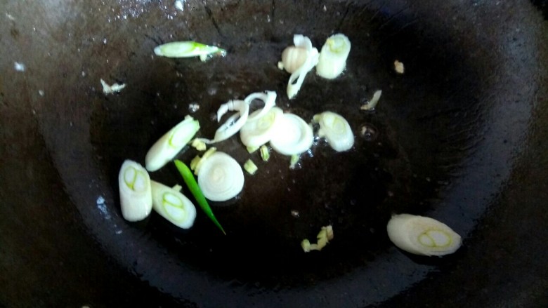 十味 五彩小炒,锅中放入适量植物油,爆香葱姜