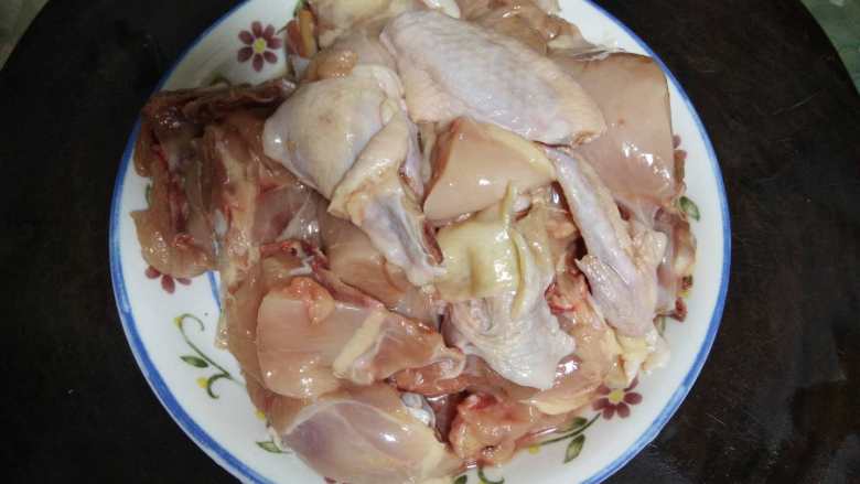 十味 鸡公煲炖土豆,<a style='color:red;display:inline-block;' href='/shicai/ 1043'>三黄鸡</a>洗净剁成块